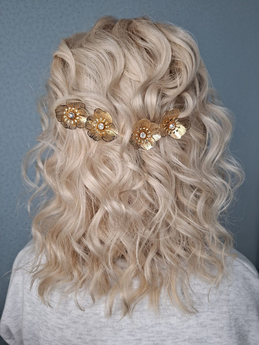 Vlnky na ples — blond vlny se zlatými květinovými sponami