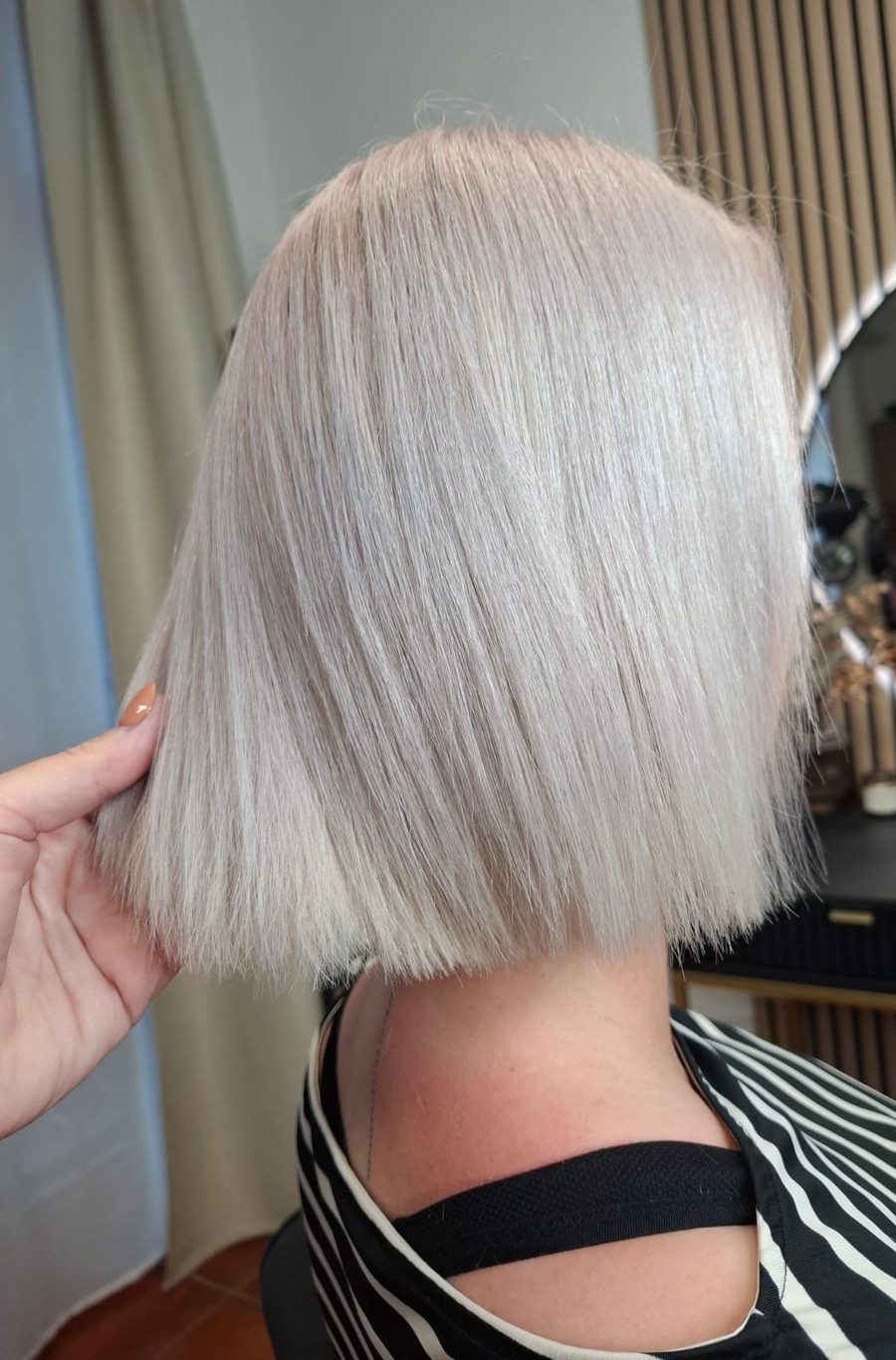 Krátký platinový blond bob