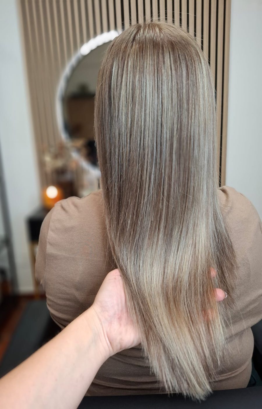 Rovné béžově blond vlasy