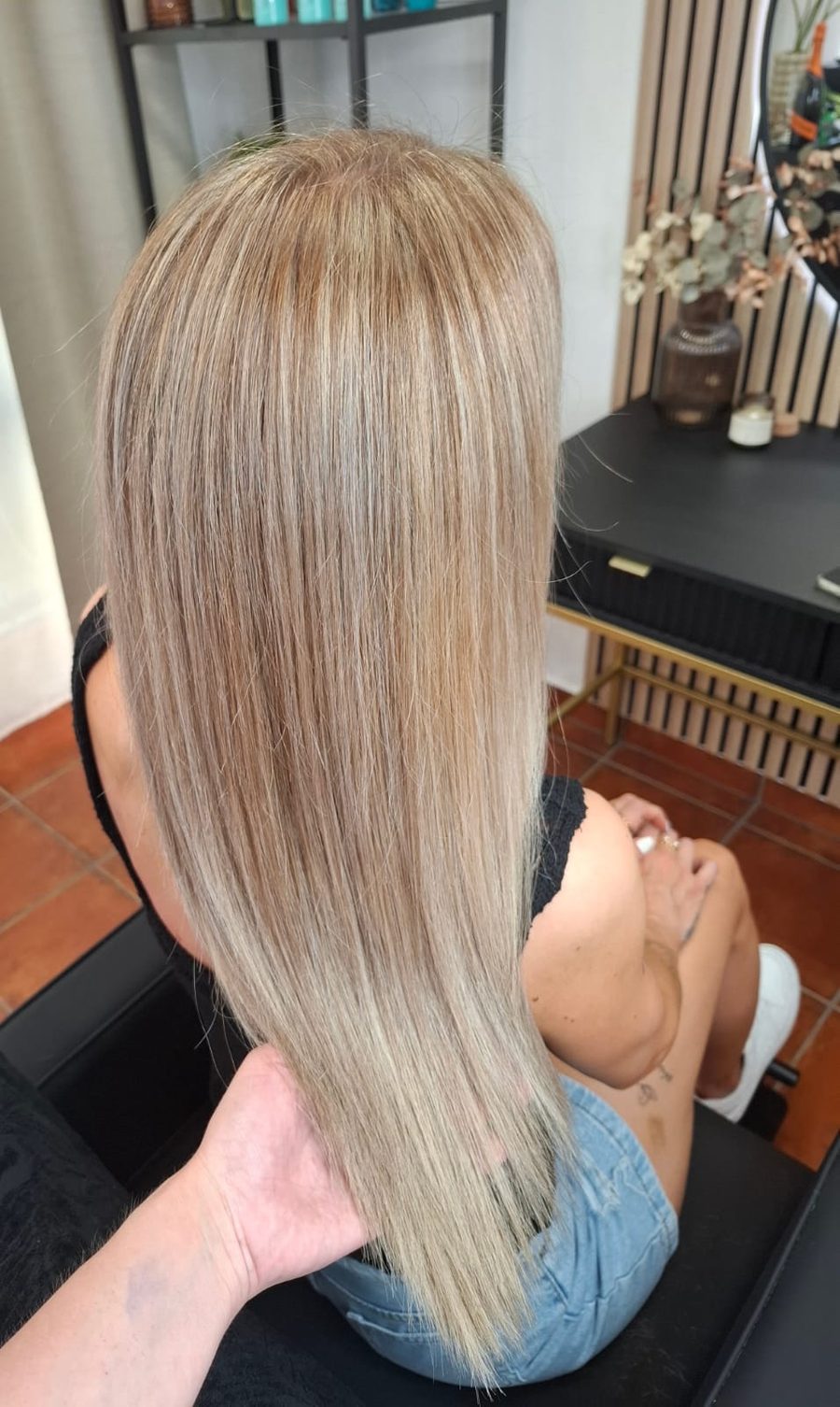 Rovné blond vlasy s jemným melírem