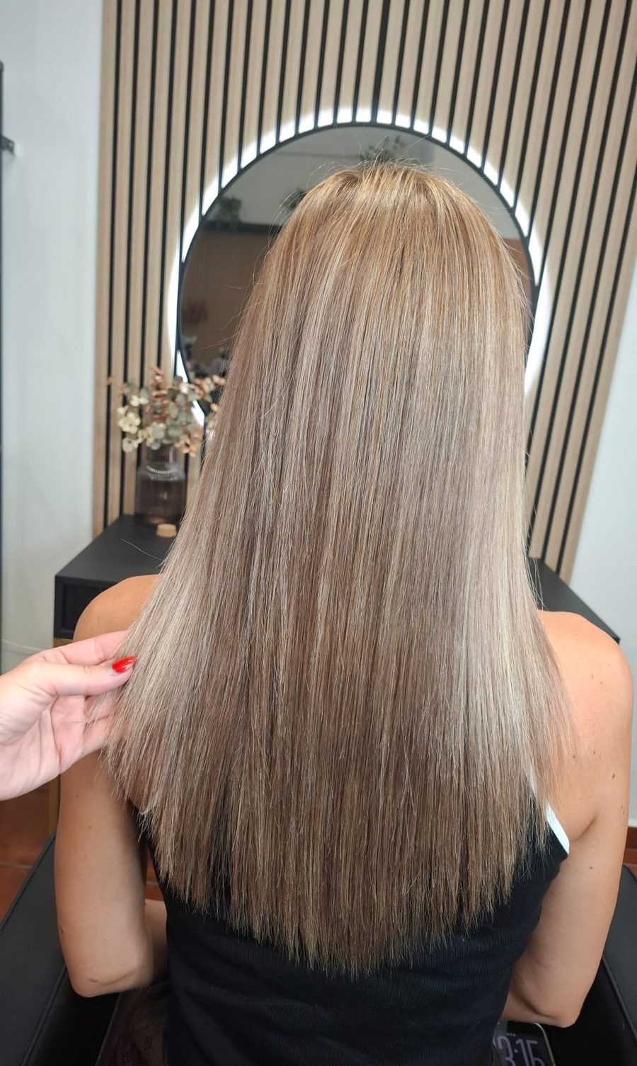 Rovné popelavě blond vlasy